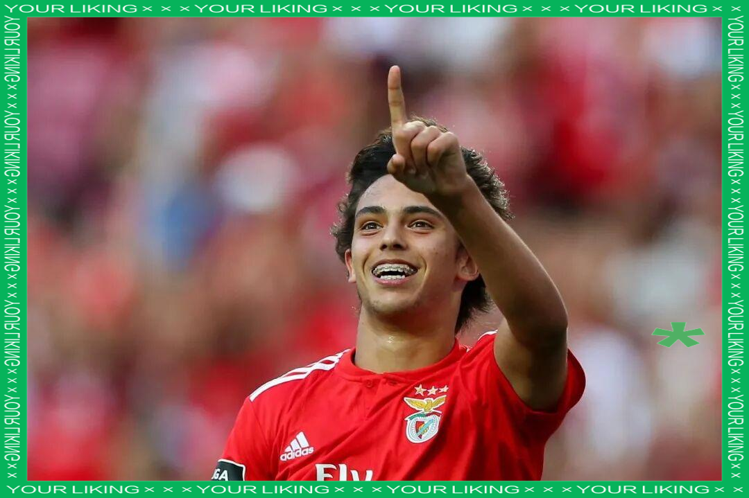 半岛体育-阿贾克斯球迷现场燃放视频