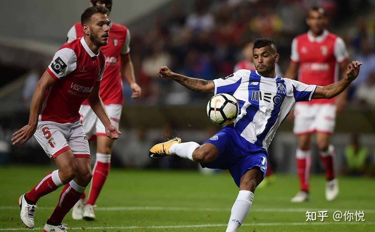 半岛体育APP-一匹马陷入泥潭自救的视频