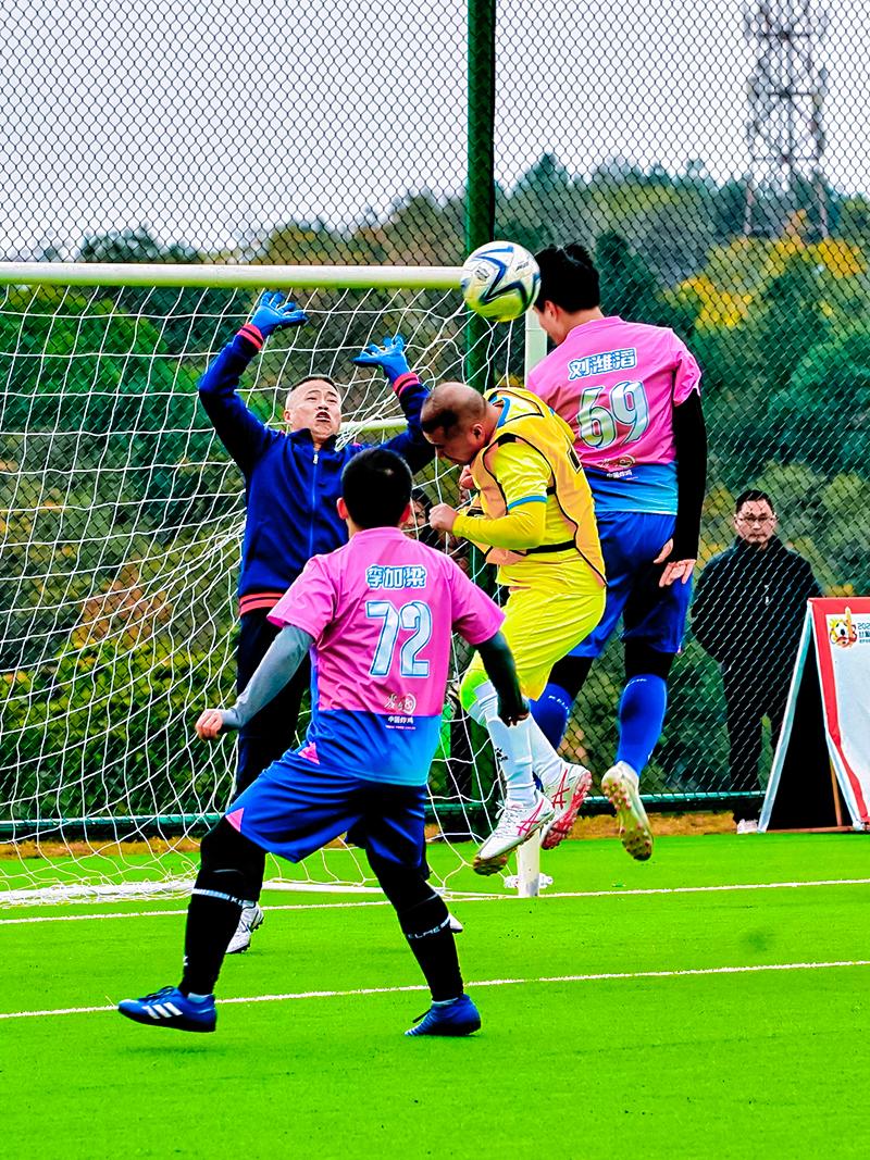 半岛体育-足球疯狂球迷