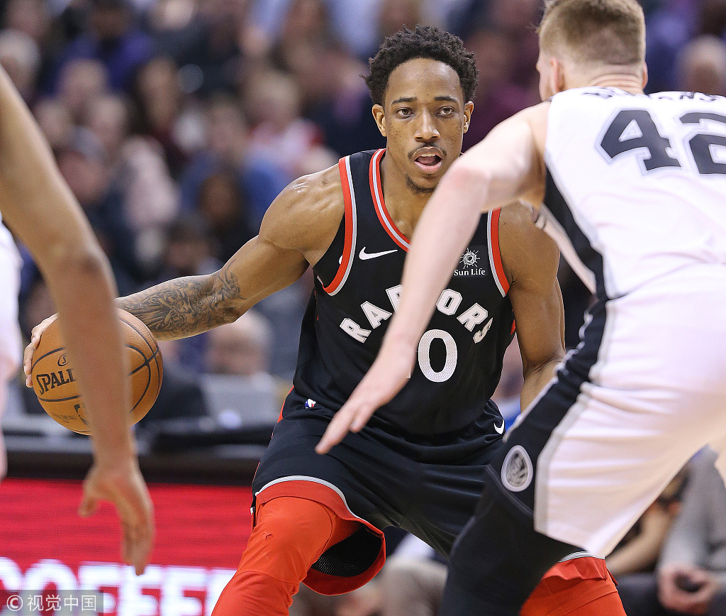 猛龙客场胜马刺,取得胜利后庆祝什么