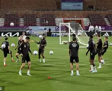 字母哥冲进步行者更衣室要求