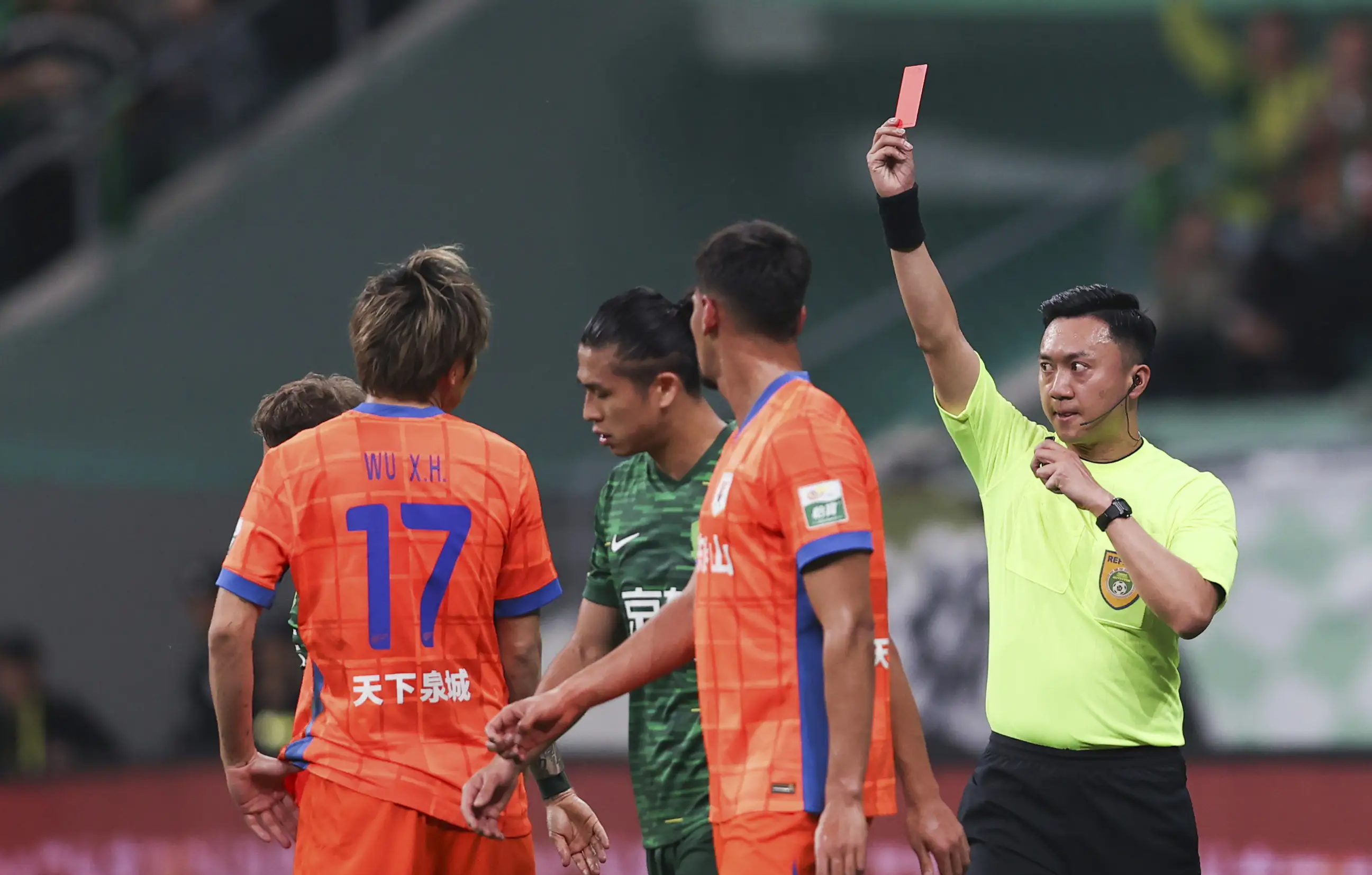 半岛体育APP-国安与山东鲁能足球比赛现场直播