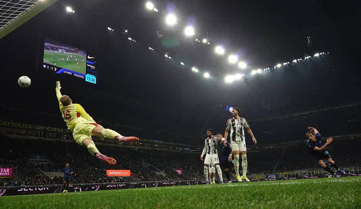 尤文图斯全队努力战斗,赢得难得胜利