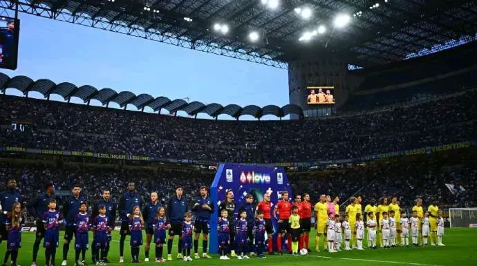 著名球员在比赛中展现出众技艺,助球队获胜英语